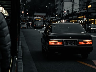 夜间路上的黑车